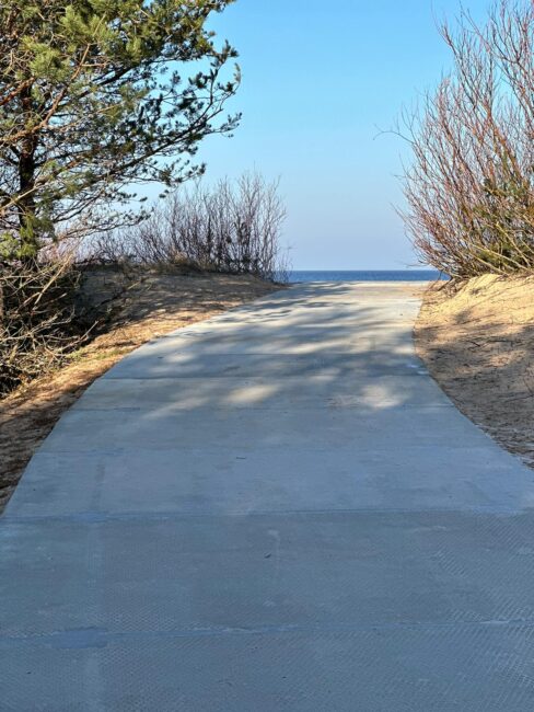 Piebraucamais ceļš pie jūras Lilastē