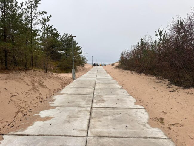 Piebraucamais ceļš no plātnēm Ventspilī