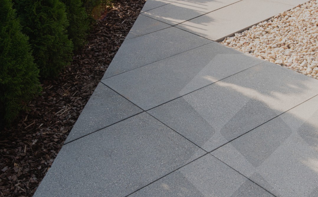 Betona-plaksnes-lielizmera_arhitektoniskais_LAT-SLABS_privatmajam_pilsetvidei_arhitektoniskas-betona-plaksnes_11